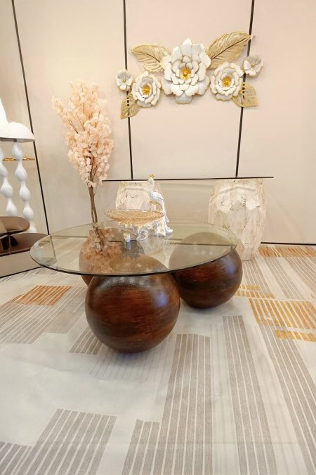 🟤 طاولة زجاجية بقاعدة كروية خشبية